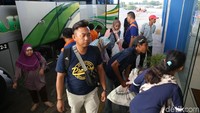 Sejumlah penumpang dari berbagai daerah turun dari bus Antar Kota Antar Provinsi (AKAP).