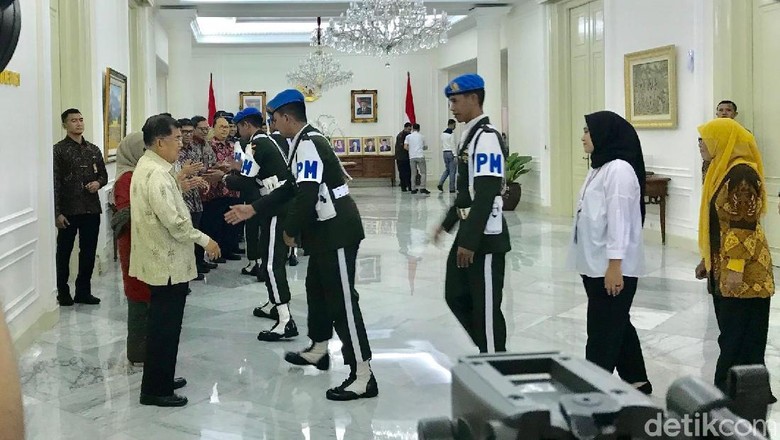 JK Gelar Halalbihalal dengan Pegawai Kantor Wapres JK Gelar Halalbihalal dengan Pegawai Kantor Wapres