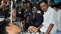 Idrus Marham mengunjungi langsung korban keracunan gas dalam penambangan emas di Sekotong, Lombok Barat, NTB. (Foto: dok. Mensos)