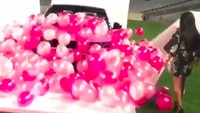 Ketika dibuka, sebuah Range Rover berkelir merah muda dengan banyak balon menjadi kejutan selanjutnya. Foto: Instagram/Josef Rakich