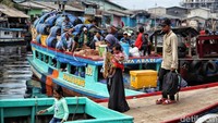 Momen libur lebaran dan sekolah menarik wisatawan datang berkunjung ke Kampung Nelayan Cilincing. Para nelayan menawarkan wisata bahari kepada para pengunjung yang ingin merasakan naik kapal nelayan dan melihat Jakarta dari tengah laut.