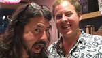 Begini Keceriaan Dave Grohl Saat Makan Pancake hingga Ngopi