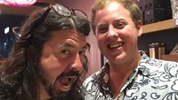 Ada ada aja deh. Vokalis sekaligus gitaris Foo Fighters ini memang pintar berpose dengan makanan. Kali ini ia berpose seolah akan melahap es krim vanilla milik pria di sampingnya. Foto: Instagram discogrohl