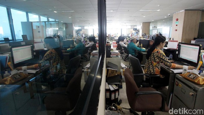 Hari ini, Kamis (21/6/2018) seluruh PNS di Indonesia kembali masuk kerja setelah libur lebaran. PNS di Balaikota DKI Jakarta terlihat kembali beraktivitas.