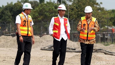 Gaya Jokowi Tinjau Proyek Runway 3 Bandara Soetta