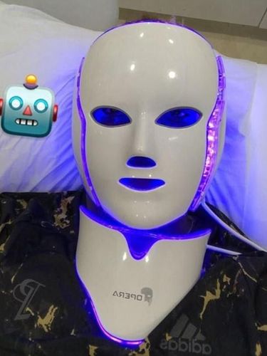 Perawatan wajah masker Opera LED andalan Paul Pobga.