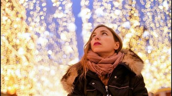 Candid jadi salah satu gaya andalan Lindsay dalam beberapa pengambilan gambar. Foto: Instagram/lsjourney