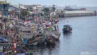 Selama libur lebaran itu kapal-kapal milik para nelayan diparkirkan di pinggir pembatas jalan saat nelayan itu tak beraktivitas di laut.