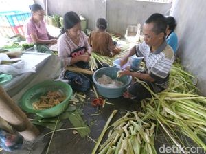 Berkah Lebaran Ketupat, Omzet Pembuatnya Capai Rp 270 Juta