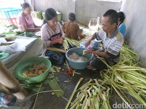 Berkah Lebaran Ketupat, Omzet Pembuatnya Capai Rp 270 Juta