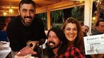Begini Keceriaan Dave Grohl Saat Makan Pancake hingga Ngopi