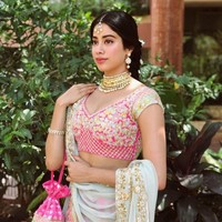 Dhadak merupakan remake dari film Sairat drama musikal romantis yang mengangkat tentang romansa remaja berbeda kasta. Film rilis pada April 2016 silam. Foto: Instagram/@janhvikapoor