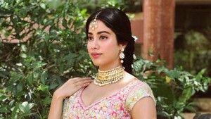 Janhvi Kapoor merupakan putri dari legenda Bollywood Sridevi dan Boney Kapoor. Foto: Instagram/@janhvikapoor
