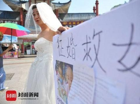 Guo Anchuan pakai gaun pengantin demi biaya medis putrinya