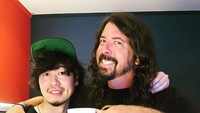 Pantas saja banyak musisi yang menyukai Dave. Wajahnya terlihat sangat hangat. Seperti saat akan menyesap secangkir kopi ini. Foto: Instagram discogrohl