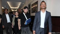 Ronny Yuniarto Kosasih memasuki Mapolres Metro Jakarta Selatan.