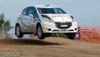 Catie menjuarai Ladies European Rally dengan mengendarai Peugeot 208 R2. Catie tercatat sebagai orang Inggris pertama yang memenangkan juara reli di Eropa dalam 49 tahun terakhir. Foto: newspress