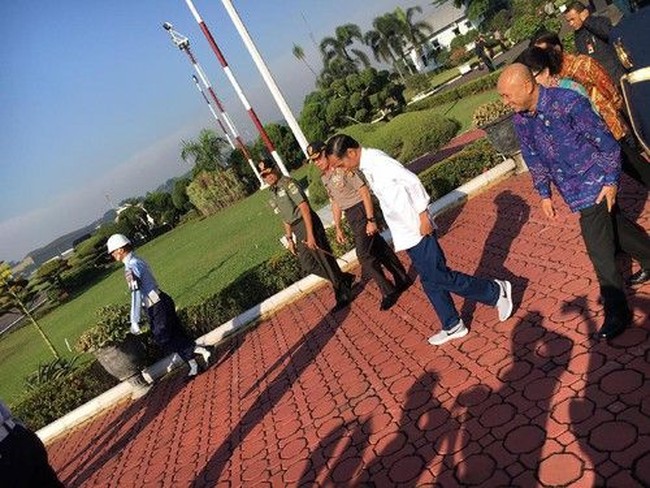 Saat bertugas di Tasikmalaya, Jawa BaratJokowi tampil kasual dengan kemeja putih yang dipadu dengan jeans. Tidak ketinggalan sneakers abu-abu Nike LunarEpic Low Flyknit 2 seharga Rp 2 jutaan. Foto: Dok. Detikcom