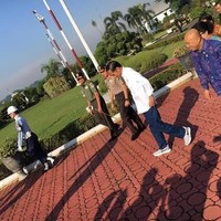 Saat bertugas di Tasikmalaya, Jawa BaratJokowi tampil kasual dengan kemeja putih yang dipadu dengan jeans. Tidak ketinggalan sneakers abu-abu Nike LunarEpic Low Flyknit 2 seharga Rp 2 jutaan. Foto: Dok. Detikcom