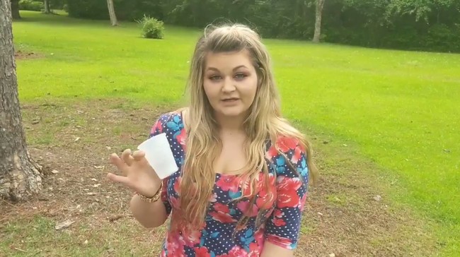 Belakangan sebuah video menampilkan seorang wanita minum urine anjing peliharaannya sendiri. Menurutnya, urine anjing berkhasiat untuk kecantikan. Foto: Facebook Lynn Lew