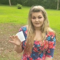 Belakangan sebuah video menampilkan seorang wanita minum urine anjing peliharaannya sendiri. Menurutnya, urine anjing berkhasiat untuk kecantikan. Foto: Facebook Lynn Lew