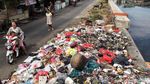 Jorok! Sampah Berserakan di Pinggir Jalan Cilincing
