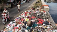 Warga sekitar tentu merasa terganggu dengan tumpukan sampah yang berserakan di pinggir Jalan Cilincing. Namun, jika kebiasaan tak baik membuang sampah sembarangan masih terus dilakukan maka tak heran jika jalan tersebut justru terlihat jorok dan berbau tak sedap. hiii,.....