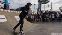 Ratusan peserta dari berbagai kalangan hadir dalam acara ini.