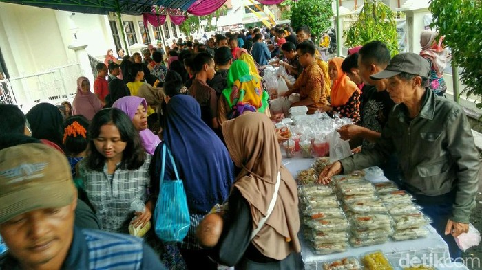 Seribuan Warga Ciamis Rela Berdesakan Demi Jajanan Gratis
