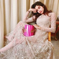 Dunia akting dan film tidak asing lagi bagi Janhvi, yang ibunya berprofesi sebagai aktris dan ayah seorang produser film. Ia justru tertarik terjun ke situ. Hal inilah yang makin memantapkannya mengikuti jejak sang mendiang ibu sebagai aktris. Foto: Instagram/@janhvikapoor