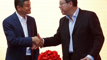 Jack Ma bersama dengan Menteri Keuangan Malaysia, Lim Guan Eng. Foto: Reuters