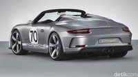 Penutup belakang khusus yang terbuat dari serat karbon yang menghubungkan di belakang kursi depan, meliputi struktur perlindungan roll-over dan menampilkan double bubble, elemen tradisional dari desain mobil sport ini sejak 911 Speedster dari 1988. Foto: Porsche