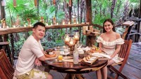 Atau makan malam romantis di tengah hutan. Dok. Instagram/shandyaulia