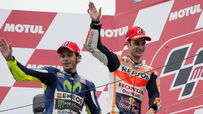 MOTEGI, JAPAN - OCTOBER 11:  Dani Pedrosa of Spain and Repsol Honda Team celebrates with Valentino Rossi of Italy and Movistar Yamaha MotoGP (L) on the podium at the end of the MotoGP race during the MotoGP Of  Japan - Race at Twin Ring Motegi on October 11, 2015 in Motegi, Japan.  (Photo by Mirco Lazzari gp/Getty Images)