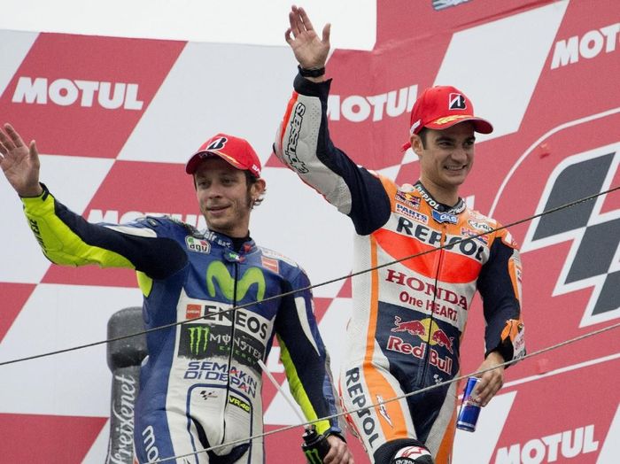 Valentino Rossi dan Dani Pedrosa saat di atas podium. (Foto: Mirco Lazzari gp/Getty Images) Valentino Rossi dan Dani Pedrosa saat di atas podium. (Foto: Mirco Lazzari gp/Getty Images)