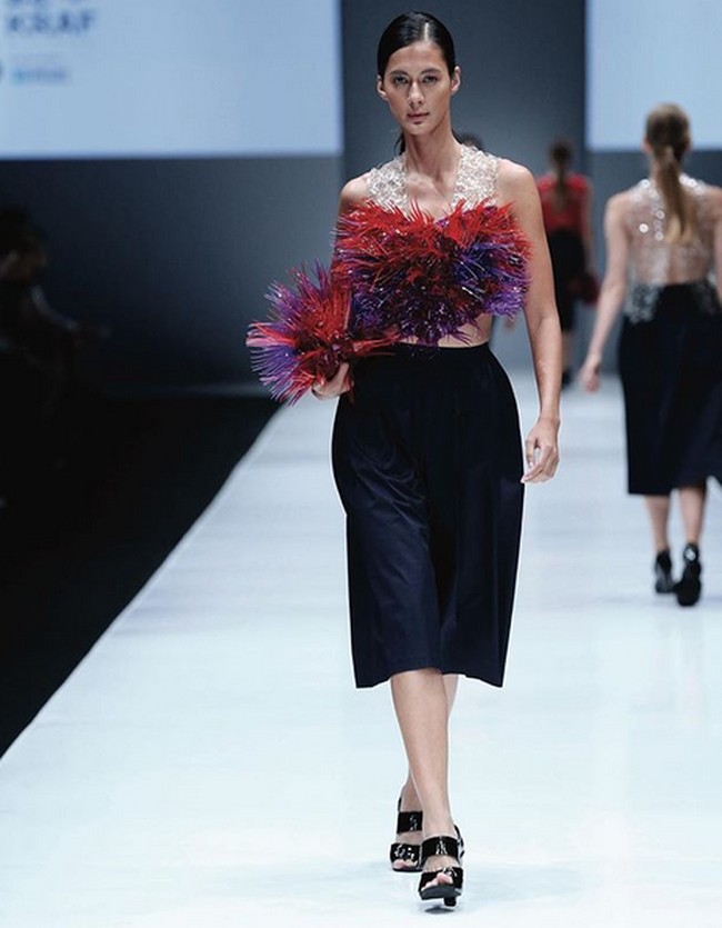Aksi Paula Verhoeven saat tebar pesona di catwalk Jakarta Fashion Week 2018 setahun silam, memeragakan koleksi Spring-Summer 2018 dari label Byo. (Foto: Instagram/@paula_verhoeven)
