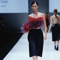 Aksi Paula Verhoeven saat tebar pesona di catwalk Jakarta Fashion Week 2018 setahun silam, memeragakan koleksi Spring-Summer 2018 dari label Byo. (Foto: Instagram/@paula_verhoeven)