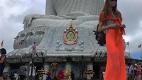 Ini adalah momen dirinya saat berkunjung ke Big Budha yang berada di Phuket, Thailand. (vladaroslyakova/Instagram)