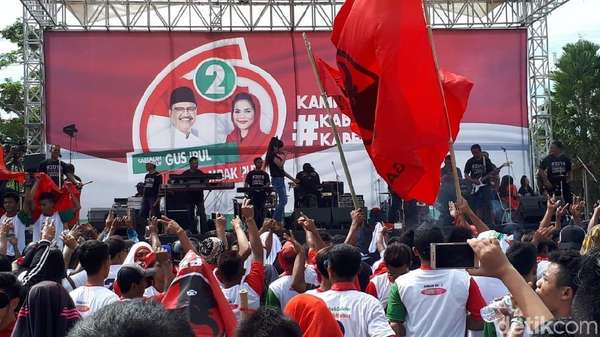 Dari Lokasi Kampanye, Gus Ipul-Puti: Selamat Ultah Pak Jokowi Dari Lokasi Kampanye, Gus Ipul-Puti: Selamat Ultah Pak Jokowi