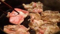 Sukiyaki buatan sebuah resto di Shinjuku tak ia lewatkan. Juicy-nya daging benar-benar bikin ngiler. Foto: Instagram reinobarack