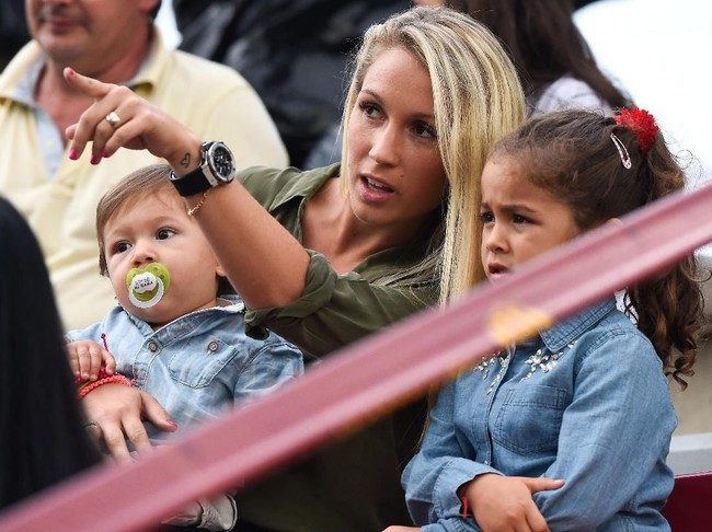 Brendan Rodgers, mantan manager Luis Suarez saat di Liverpool, mengatakan Sofia sangat memberikan pengaruh positif dan stabilitas bagi sang suami. Dia adalah pilar sesungguhnya di kehidupan Luis. Mereka sudah lama bersama dan Luis rela pergi ke belahan dunia lain untuk mencarinya lagi. Sebuah kisah yang luar biasa, kata Brendan. (Foto: David Ramos/Getty Images)