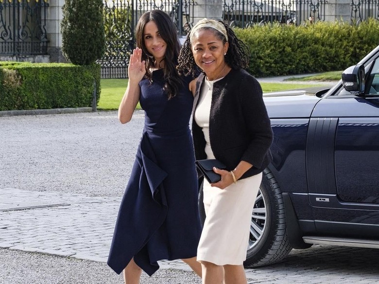 Doria Ragland dan Meghan Markle. Foto: Dok. Getty Images Doria Ragland dan Meghan Markle. Foto: Dok. Getty Images
