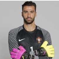 Bermain bola secara profesional sejak remaja, Rui Patricio memiliki darah Afrika. Sepanjang kariernya sebagai pesepakbola, dia telah memperkuat klub Sporting Lisbon dan pindah ke Wolverhampton setelah mengalami konflik di tempat yang membesarkan namanya itu. Foto: Instagram