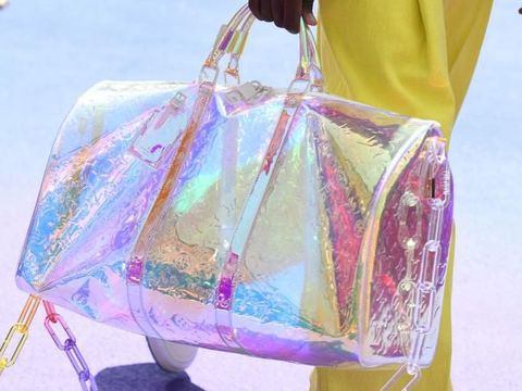 Tas Kepall Louis Vuitton yang hadir dengan material transparan.