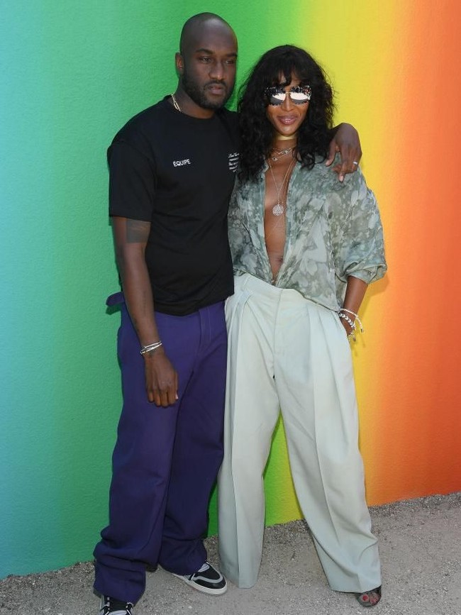 Supermodel senior Naomi Campbell memilih tampilan rileks dengan blus longgar berbelahan dada rendah dan celana lebar. Tampak di foto, ia berpose bersama sang tuan rumah, desainer Virgil Abloh. (Foto: Getty Images)
