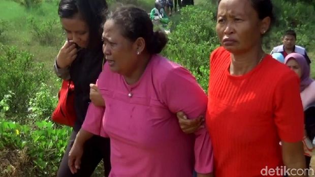 Ibu korban saat dievakuasi polisi.