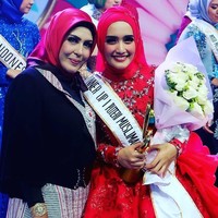 Schechah Sagran tampak hadir di acara beauty peagent untuk muslimah dan berfoto bersama pejabat. Nama Schechah Sagran tampaknya mulai diakui di dunia fashion hijab. Foto: Instagram/SchechahSagran