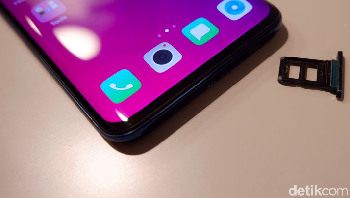 Saat slot sim card-nya dikeluarkan. Foto: Adi Fida Rahman/detikinet