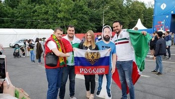 Buat kalian yang tidak punya kesempatan acara besar seperti piala dunia, boleh dicoba nih caranya agar tetap bisa eksis. (Foto: Instagram/IngueSuMatrushka)