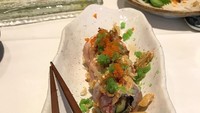Siapa sangka Fonte juga doyan sushi. Di Kyoto Kitchen Winchester, ia mencicip sushi roll dengan taburan tobiko. Foto: Instagram f6nte